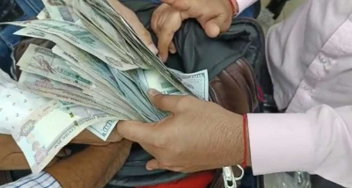 दिल्ली एयरपोर्ट पर लैपटॉप बैग में छिपाकर रखे गए 88 लाख के विदेशी नोटों के साथ यात्री पकड़ा गया